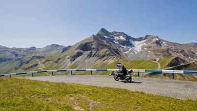 Motorcyclists in front of the Edelweissspitze