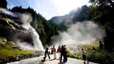 Touristen bei den Wasserfällen