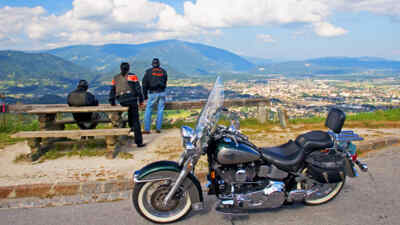 Motorradfahrer genießen die Aussicht entlang der Villacher Alpenstraße